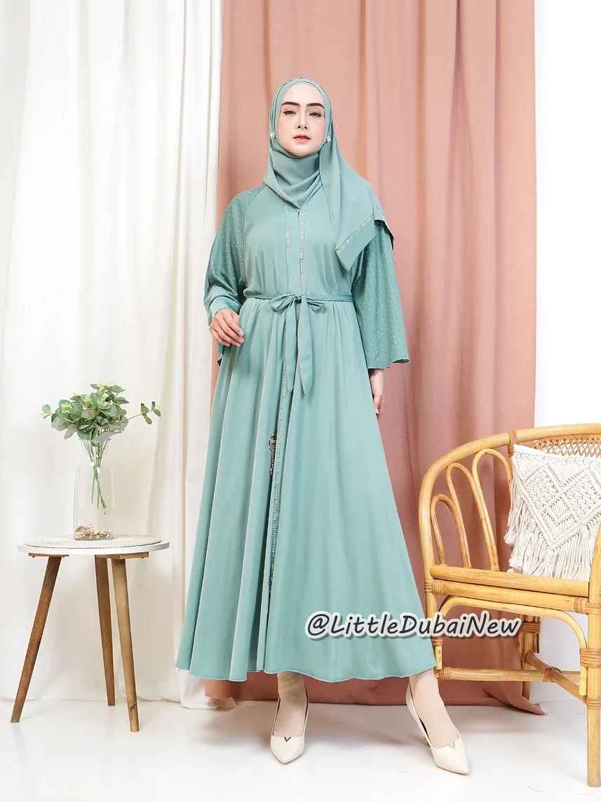Abaya Zafira Model bawah Umbrella, Bukaan kancing cetit