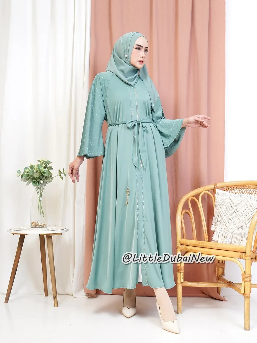 Abaya Zafira Model bawah Umbrella, Bukaan kancing cetit