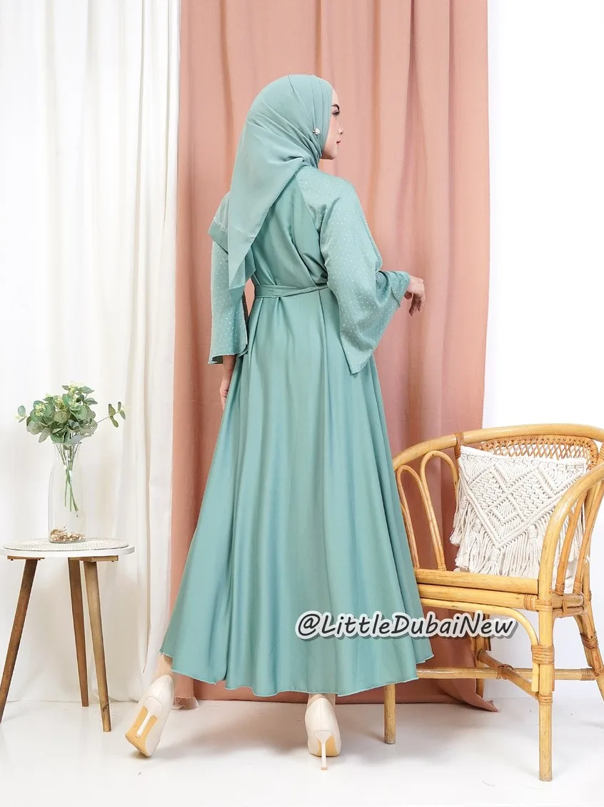 Abaya Zafira Model bawah Umbrella, Bukaan kancing cetit